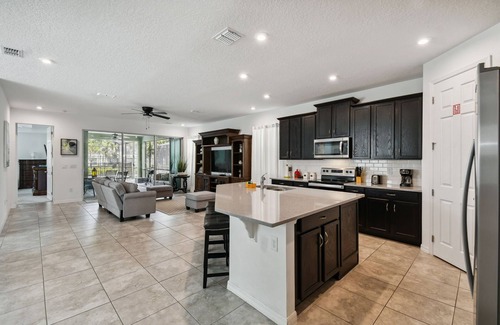 Four Corners House | Spacious 7-bedroom house in Kissimmee! Sleeps 14 and 15 Min away from Disney!