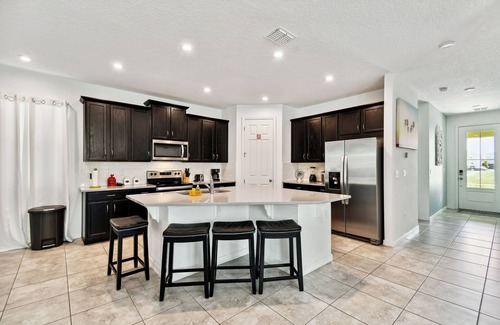 Four Corners House | Spacious 7-bedroom house in Kissimmee! Sleeps 14 and 15 Min away from Disney!