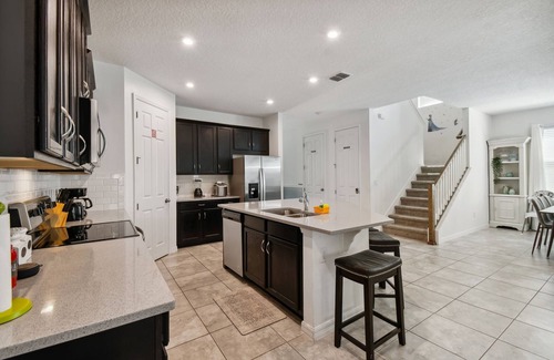 Four Corners House | Spacious 7-bedroom house in Kissimmee! Sleeps 14 and 15 Min away from Disney!