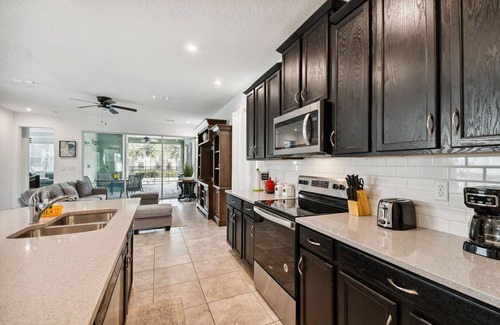Four Corners House | Spacious 7-bedroom house in Kissimmee! Sleeps 14 and 15 Min away from Disney!