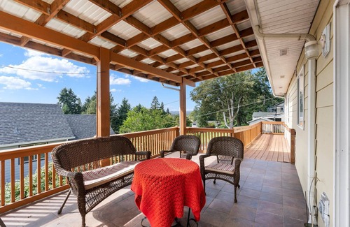 Oatfield House | Spacious 7-bedroom house in peaceful Milwaukie with WiFi, AC, Laundry