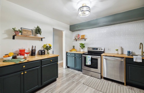 Plymouth House | Spacious 7-bedroom house with WiFi and MASSIVE backyard in marvelous Plymouth