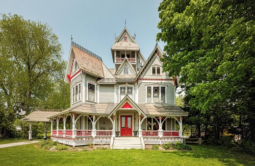 Richford House | Spacious 7-bedroom house. Fall is coming. Good place to see the foliage.