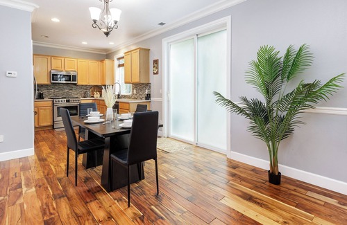 Gresham House | Spacious 7-bedroom house in brilliant Gresham with AC, fitness room