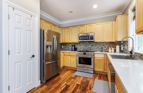 Gresham House | Spacious 7-bedroom house in brilliant Gresham with AC, fitness room