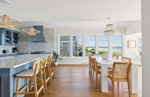 Pine Point House | Spacious 7-bedroom house with WiFi and AC in fabulous Pine Point Scarborough