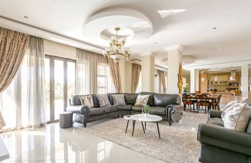 Greater Johannesburg Metropolitan Area Villa | Spacious 7-bedroom villa with AC, WiFi in welcoming Midrand
