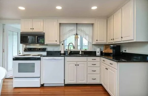 York Beach House | Spacious 7 BR ocean view retreat - stunning views!
