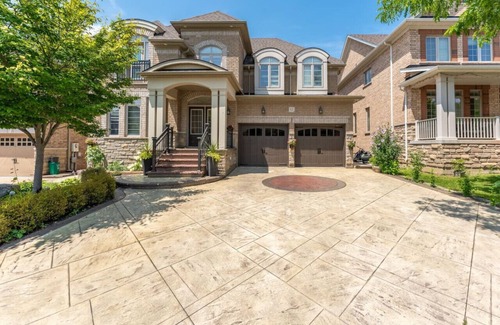 Brampton House | Spacious 7BR Home w/Private Yard, BBQ & Fast WiFi!