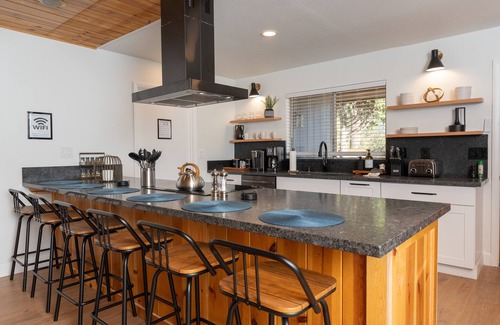 Yosemite Forks House | Spacious 7BR Yosemite Retreat - Hot Tub/Pet-Friendly