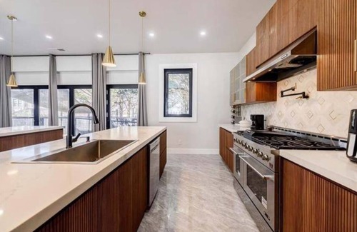 Woodstock House | Spacious 7k sq ft 6-bedroom Modern house in Marietta.