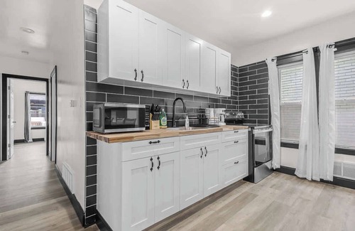 Downtown Niagara Falls House | Spacious 8-bedroom home in Niagara Falls Perfect for groups!