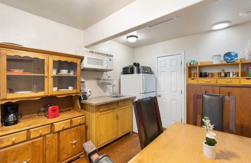 Mesa House | Spacious 8 Bedroom | Hot Tub & Grill | Close to Do