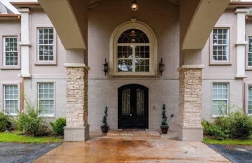 East End House | Spacious 8-bedroom house with WiFi, AC in lovely Hensley