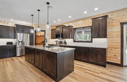 Deadwood House | Spacious 8-bedroom house with WiFi, AC, Hot Tub South of Lead