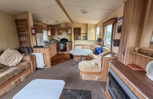 Skegness House | Spacious 8 berth caravan at Southview Holiday Park near Skegness ref 33018ML