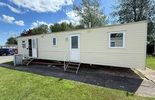 Skegness House | Spacious 8 berth caravan for hire at Southview Holiday Park ref 33002TC