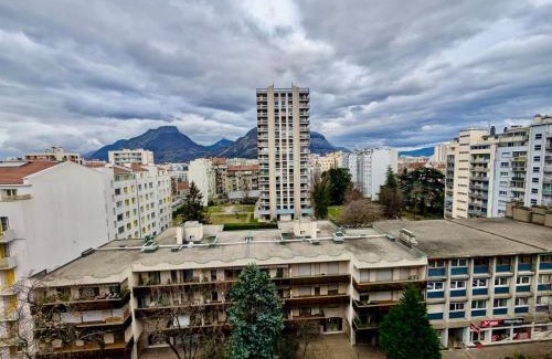 Quartier des Eaux-Claires Apartment | Spacious 80m2 Apartment - 8th Floor, Free Parking, Sleeps 5