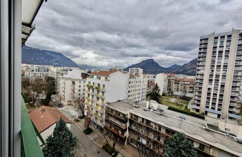 Quartier des Eaux-Claires Apartment | Spacious 80m2 Apartment - 8th Floor, Free Parking, Sleeps 5
