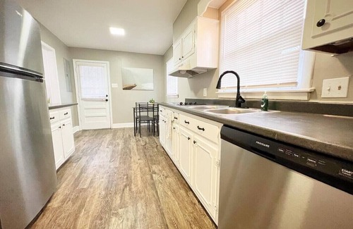 East Memphis House | Spacious 8BR Getaway: 2 Homes, BBQ Near Downtown