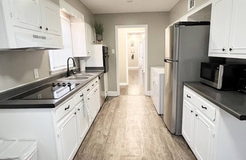 East Memphis House | Spacious 8BR Getaway: 2 Homes, BBQ Near Downtown