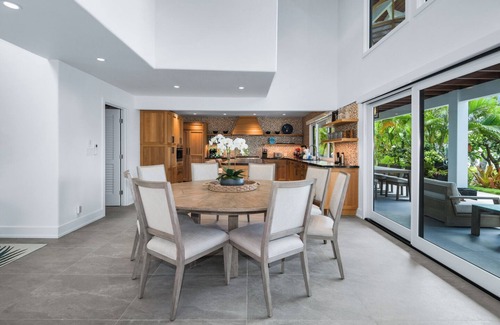 Historic Kailua Village House | Spacious 8BR w/Ocean Views, Sleeps 16 with AC in fabulous Kailua-Kona
