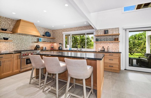 Historic Kailua Village House | Spacious 8BR w/Ocean Views, Sleeps 16 with AC in fabulous Kailua-Kona