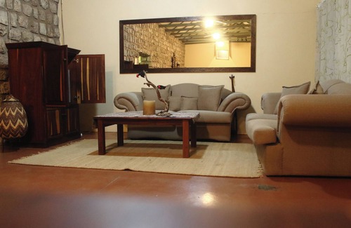 Etosha House | Spacious 9-bedroom building in wonderful Otavi with AC
