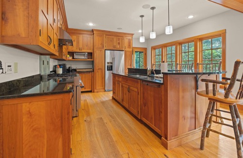 Lincoln House | ✨ Spacious 9BR Retreat | 5.5BA | ⛷ Ski Shuttle | 🐾 Pets | 🎮 Games | 🔥 Fire Pit