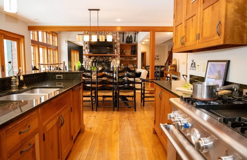 Lincoln House | ✨ Spacious 9BR Retreat | 5.5BA | ⛷ Ski Shuttle | 🐾 Pets | 🎮 Games | 🔥 Fire Pit