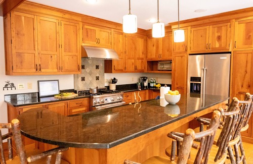 Lincoln House | ✨ Spacious 9BR Retreat | 5.5BA | ⛷ Ski Shuttle | 🐾 Pets | 🎮 Games | 🔥 Fire Pit