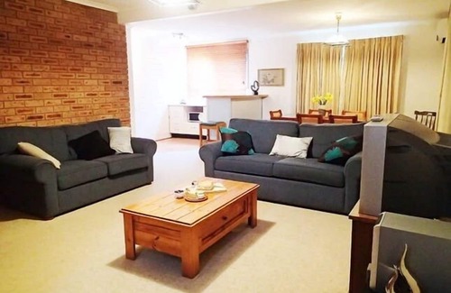 Jindabyne House | Spacious accommodation in centre of town, ideal large group reunion