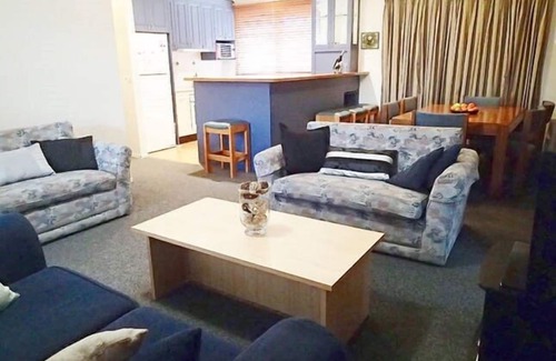 Jindabyne House | Spacious accommodation in centre of town, ideal large group reunion