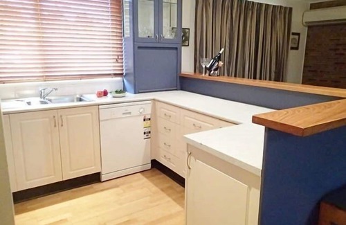 Jindabyne House | Spacious accommodation in centre of town, ideal large group reunion