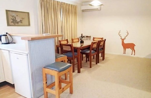 Jindabyne House | Spacious accommodation in centre of town, ideal large group reunion