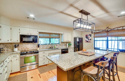 Alexander City House | Spacious Alexander City Retreat w/Private Dock!