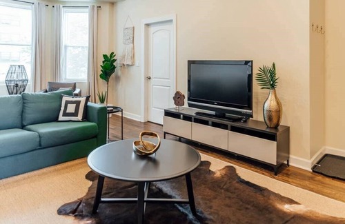 Uptown Apartment | ❤️ Spacious and Airy Apartment With Parking On Site!