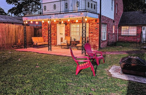 Lafayette House | Spacious and bright 2-bedroom house in Freetown, Lafayette 1 mile from downtown.