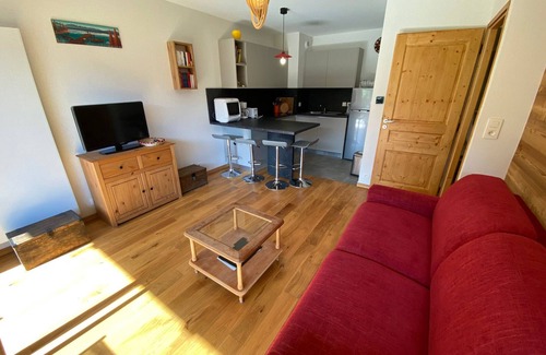 Chatel Apartment | Spacious and Bright Contemporary Apartment in a Peaceful, Modern Residence