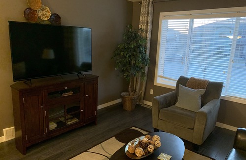 Regina House | Spacious and Bright - Location!
