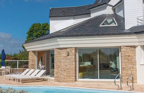 Baden Villa | Spacious and Bright Villa in Baden - Heated Pool, Garden and Gulf View