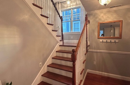 Salisbury House | Spacious and Charming 6-Bed Beach House in Salisbury
