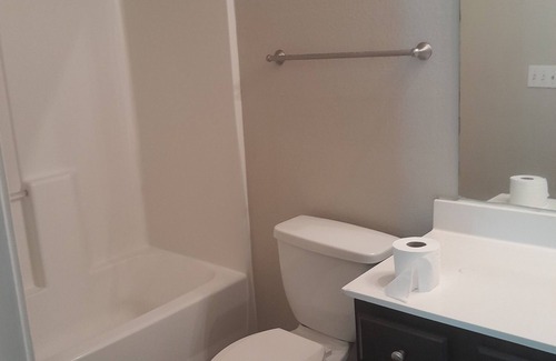 South Side House | Spacious and comfortable 3 bed room townhouse. One room avaliable.
