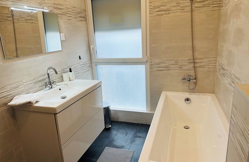 Antony House | Spacious and comfortable house