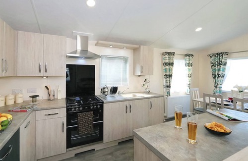 Hexham Ski Chalet | Spacious and contemporary lodge with en suite master bedroom suite.