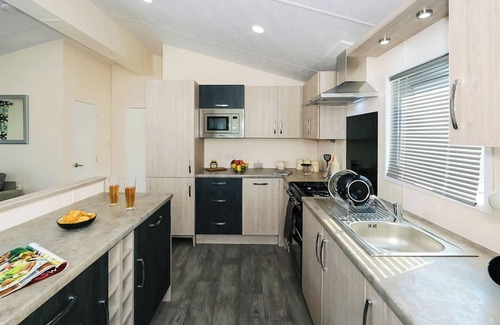 Hexham Ski Chalet | Spacious and contemporary lodge with en suite master bedroom suite.