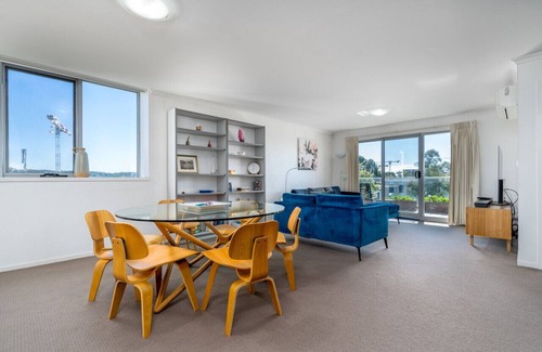 Braddon Apartment | Spacious and Cosy Apt with Great Views in Braddon