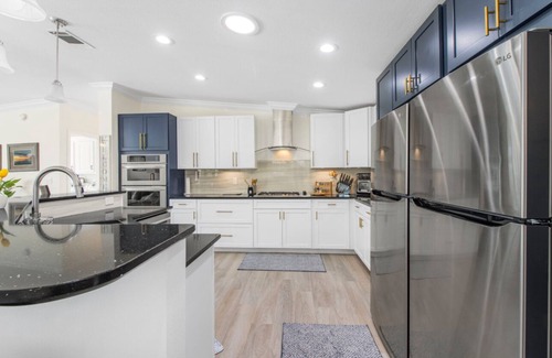 Truckland House | Spacious and cozy! 3 min from beaches, Prime location with shopping & dining!