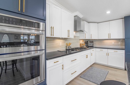 Truckland House | Spacious and cozy! 3 min from beaches, Prime location with shopping & dining!