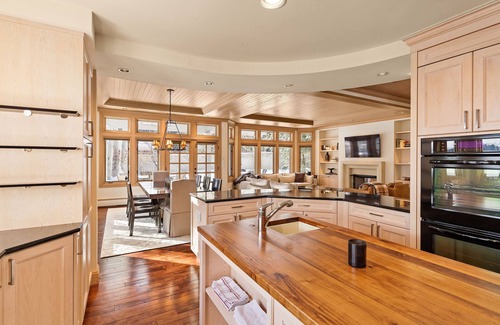 Aspen House | Spacious and cozy 5,000sf retreat walking distance to downtown!